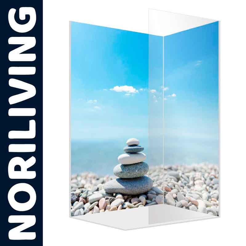 Eine Duschwand von NORILIVING mit einem Motiv aus Zen-Steinen auf einem Kieselstrand unter blauem Himmel.