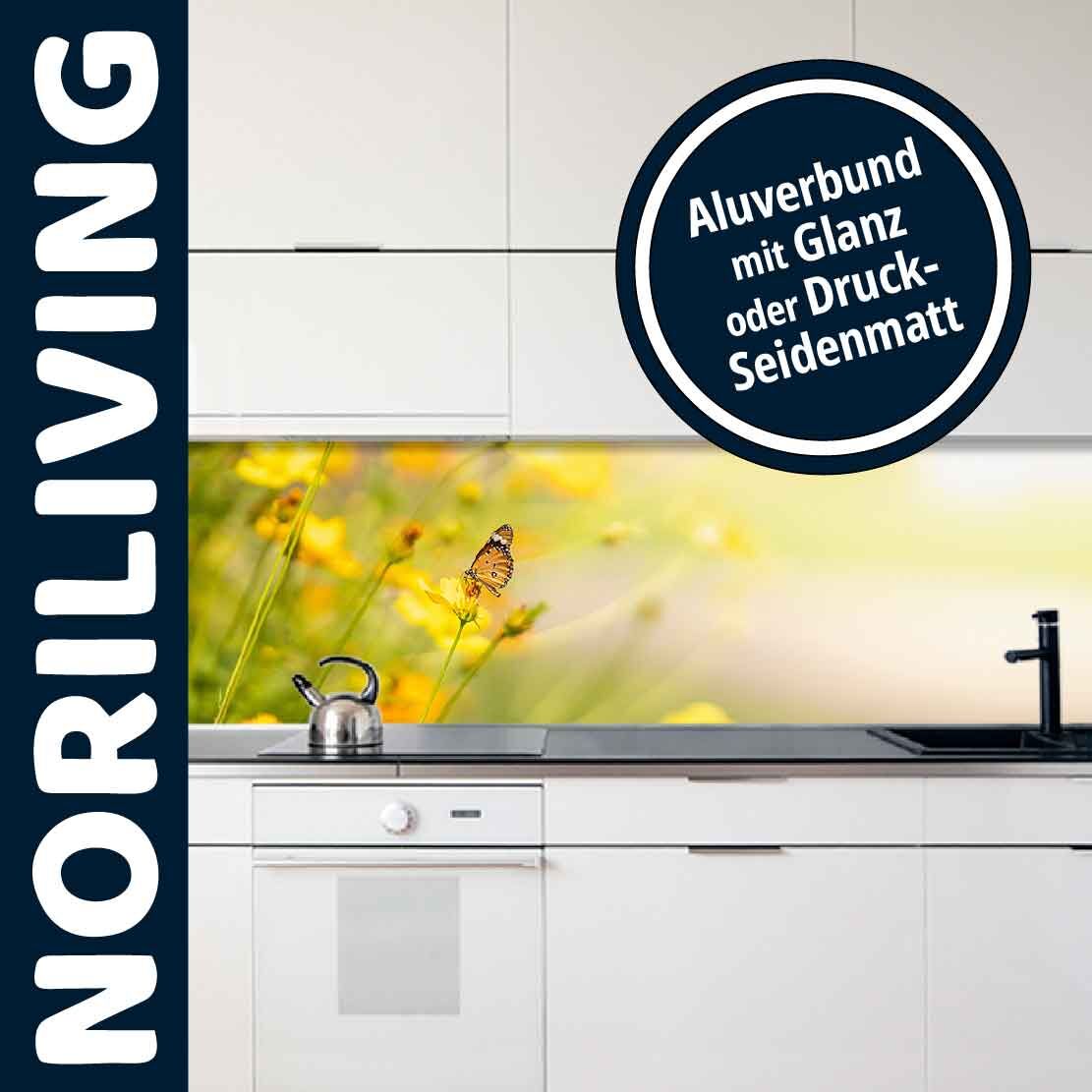 Moderne Küche mit gelb-blumiger Aluverbund-Rückwand und Wasserhahn