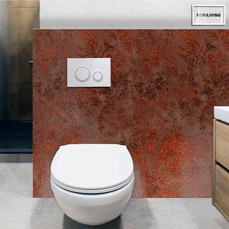 Badezimmer mit moderner wandhängender Toilette und rustikaler, rostfarbener Rückwand