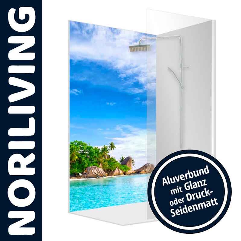Duschrückwand mit tropischem Strandmotiv von Noriliving, wahlweise in Glanz- oder Druck-Seidenmatt-Ausführung