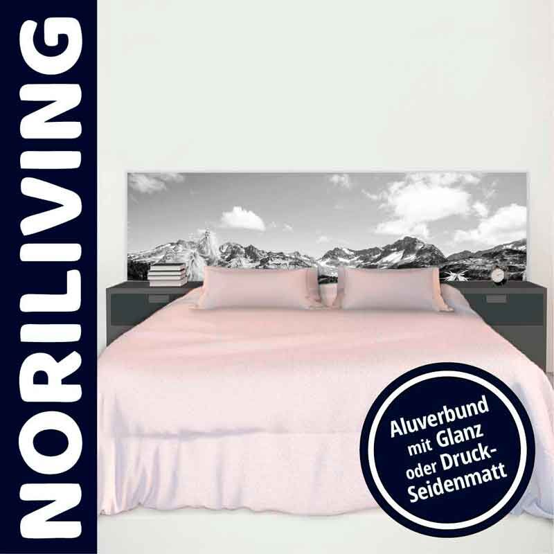 Schlafzimmer mit luxuriösem Bett und stilvollem, bedrucktem Kopfteilbild in Schwarz-Weiß von Noriliving, umgeben von modernen Nachttischen.