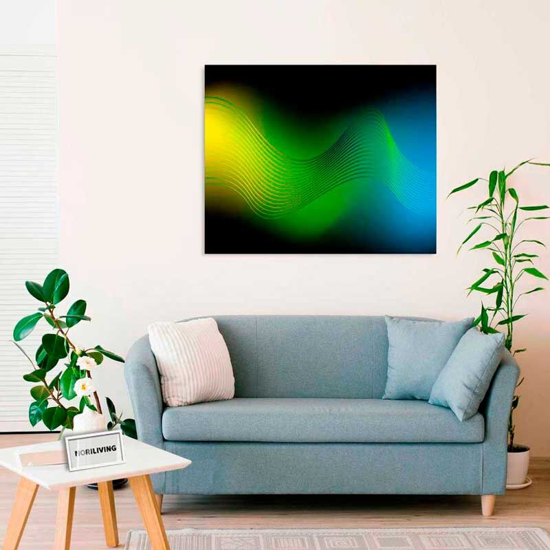 Ein modernes, stilvolles Wohnzimmer mit einem bequemen blauen Sofa, einem kunstvollen Gemälde an der Wand und grünen Zimmerpflanzen neben dem Tisch.