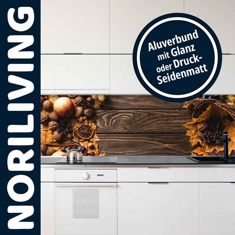 Küchenrückwand aus Aluverbund mit herbstlichen Dekorationselementen und Textur
