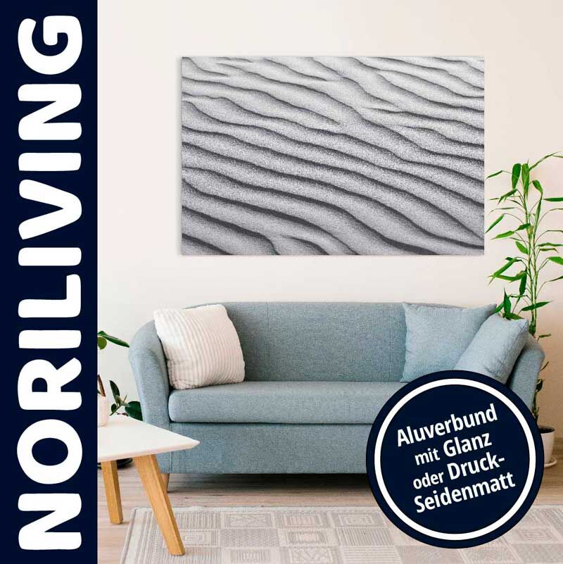 Wohnzimmer mit grauem Sofa und Aluverbund-Wandbild mit Wellenmuster, geeignet für modernen Einrichtungsstil