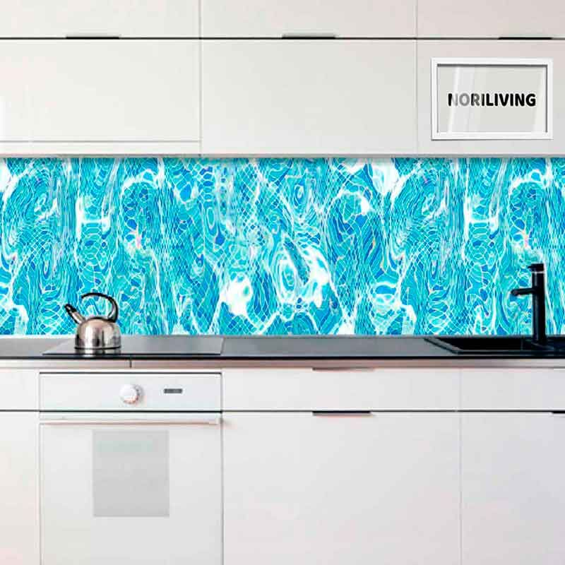 Küche mit stilvoller Rückwand in blau-weißem Wellenmuster
