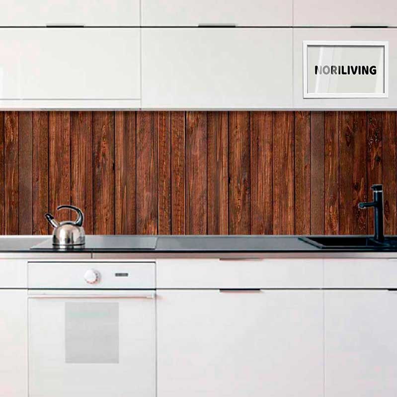 Moderne Küche mit weißem Schrank, Holzrückwand, Wasserkocher und Spüle