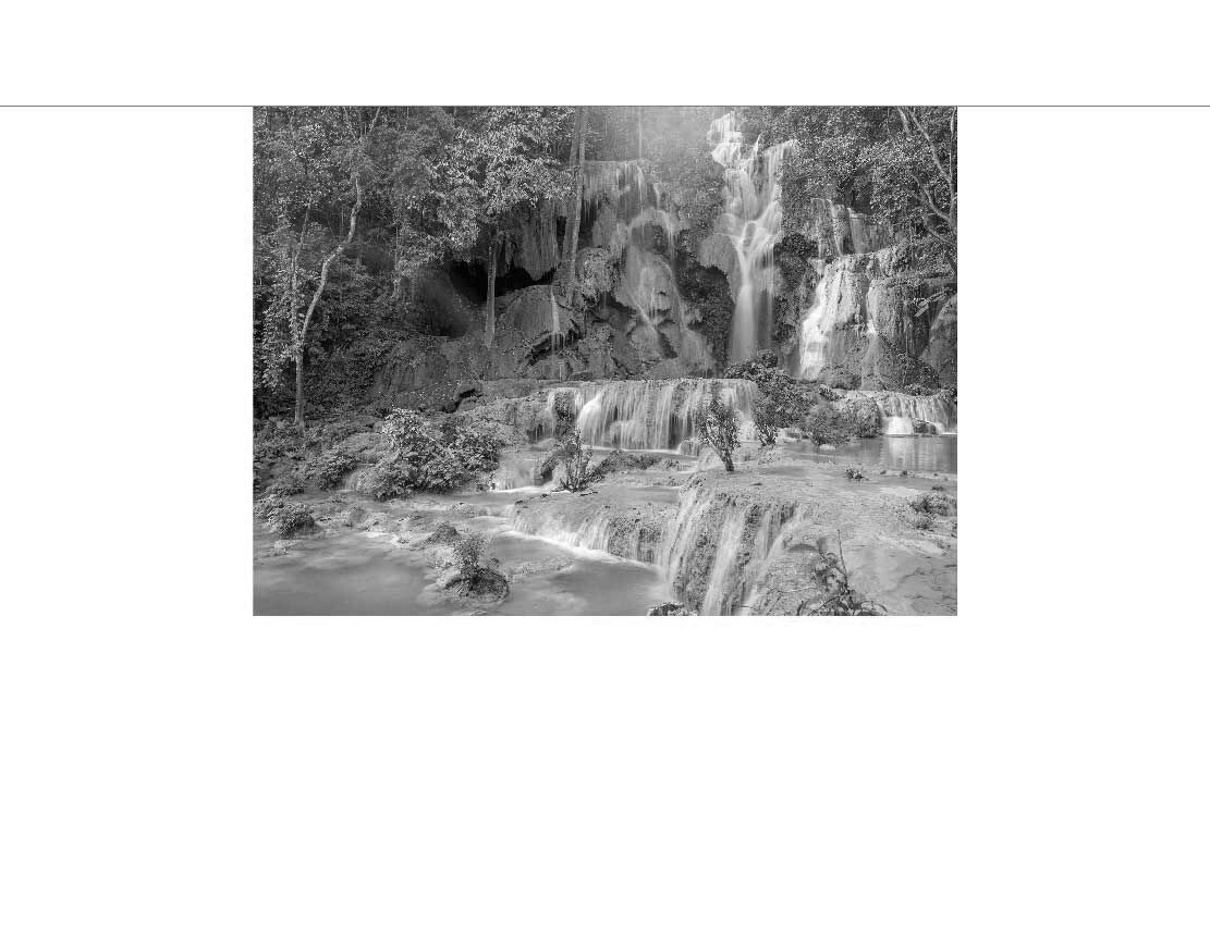 Ansicht des Badrückwand-Motivs Tat Kuang Si Wasserfälle Laos 696 schwarz-weiß