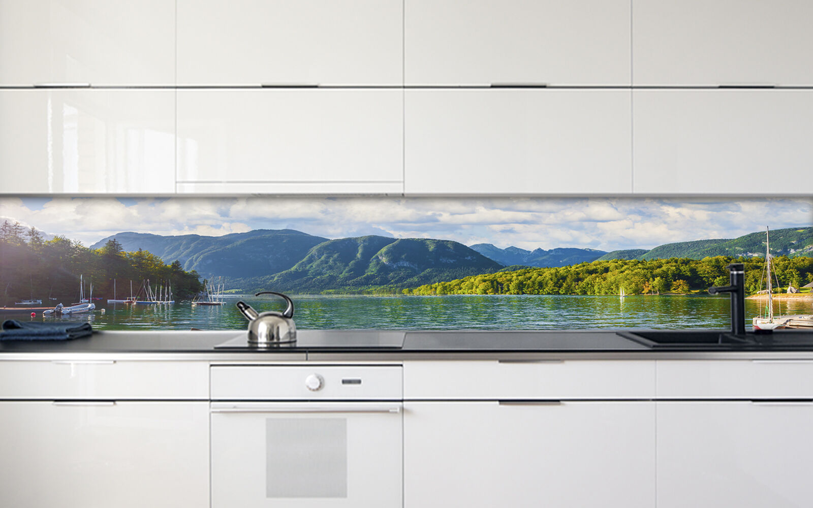 Küchenrückwand mit Landschaftsmotiv eines Sees und Bergen Moderne Küche mit einer Rückwand, die eine malerische Landschaft mit einem See und Bergen zeigt