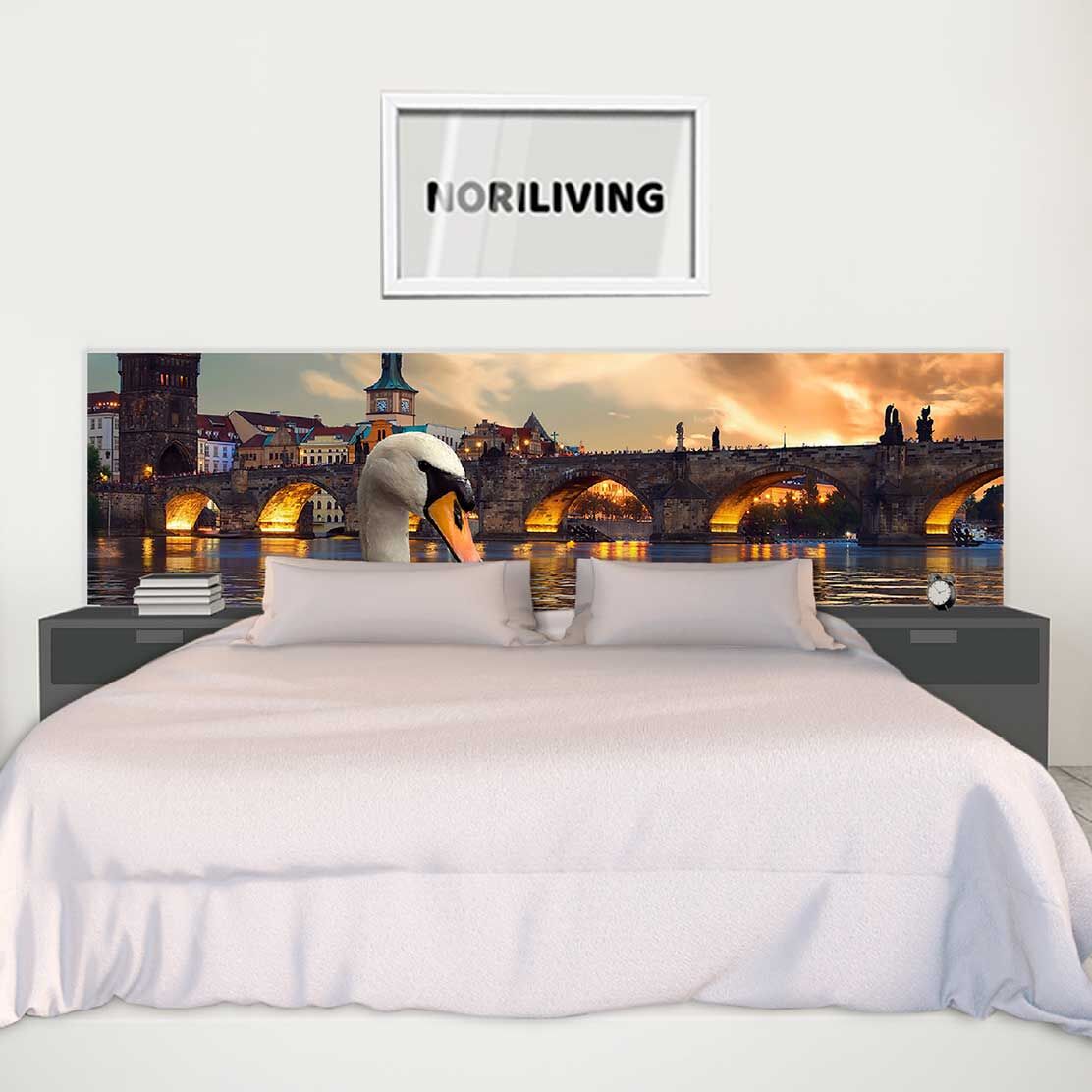 im Schlafzimmer eingebaute Bettrückwand mit Motiv Schwan im See 724