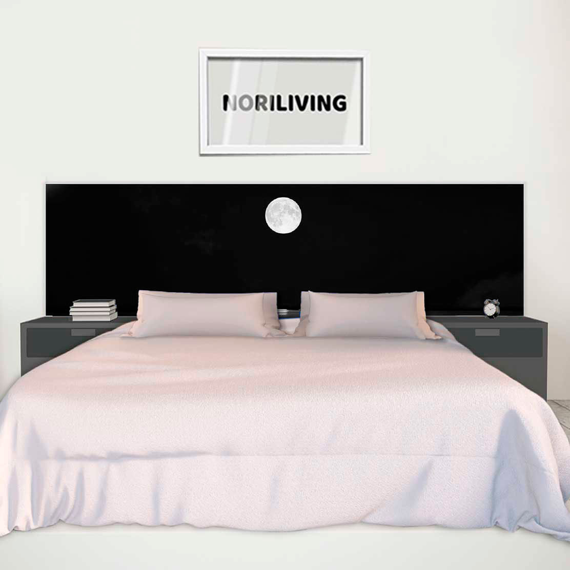im Schlafzimmer eingebaute Bettrückwand mit Motiv Vollmond in Wolken über dem Wasser 755 schwarz-weiß