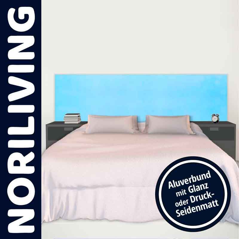 Schlafzimmer mit elegantem Bett und blauem Kopfteil, daneben zwei Nachttische mit Büchern und Weckern