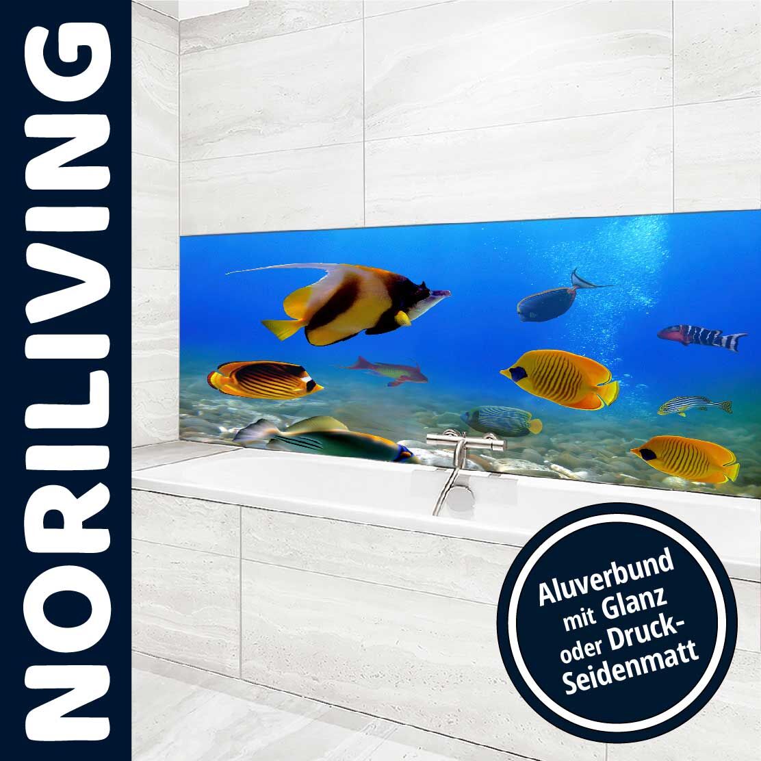 Badezimmer mit einer Wanddekoration aus Aluverbund von Noriliving, die ein Unterwassermotiv mit Fischen zeigt und einen eleganten Glanz oder Druck-Seidenmatt-Finish bietet.