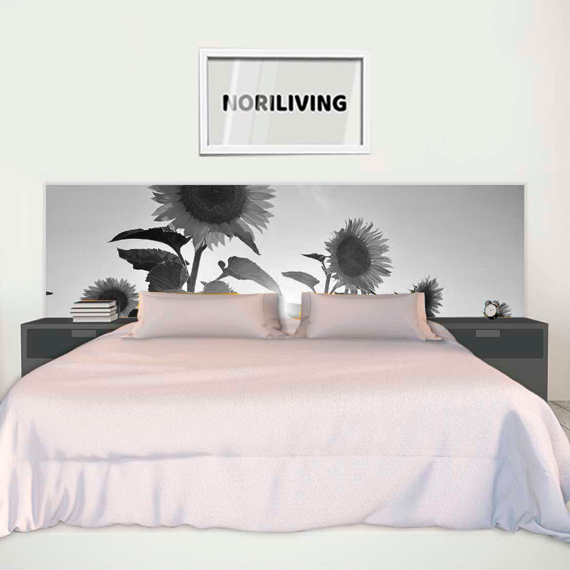 im Schlafzimmer eingebaute Bettrückwand mit Motiv Sonnenblumenfeld 192 schwarz-weiß