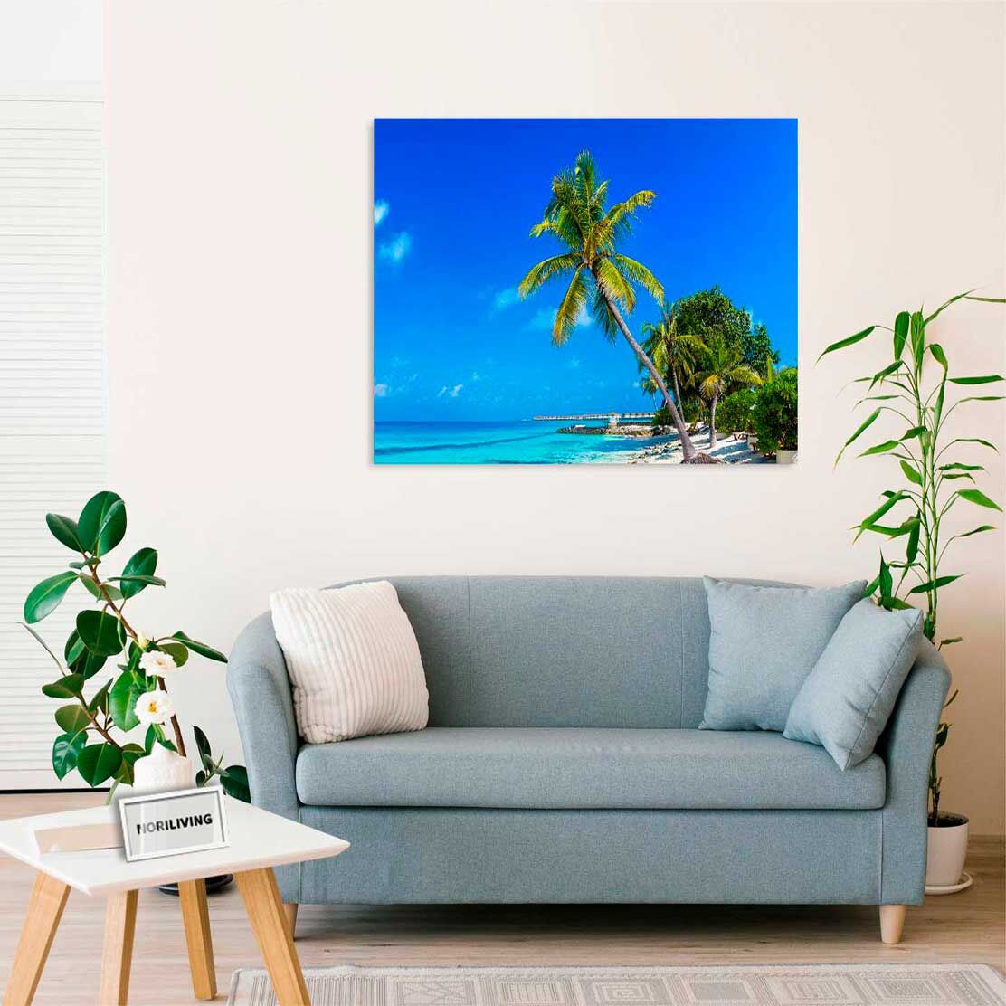 Wandbild über dem Sofa mit Motiv tropischer Strand mit einzelner Palme 421