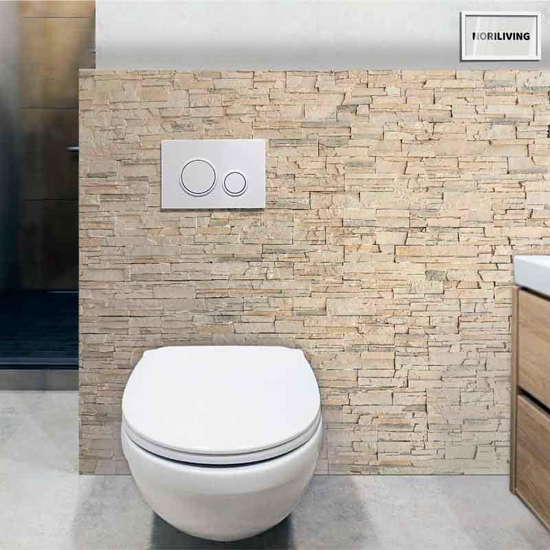 Wandtoilette mit eleganter Steinverkleidung und Spültasten