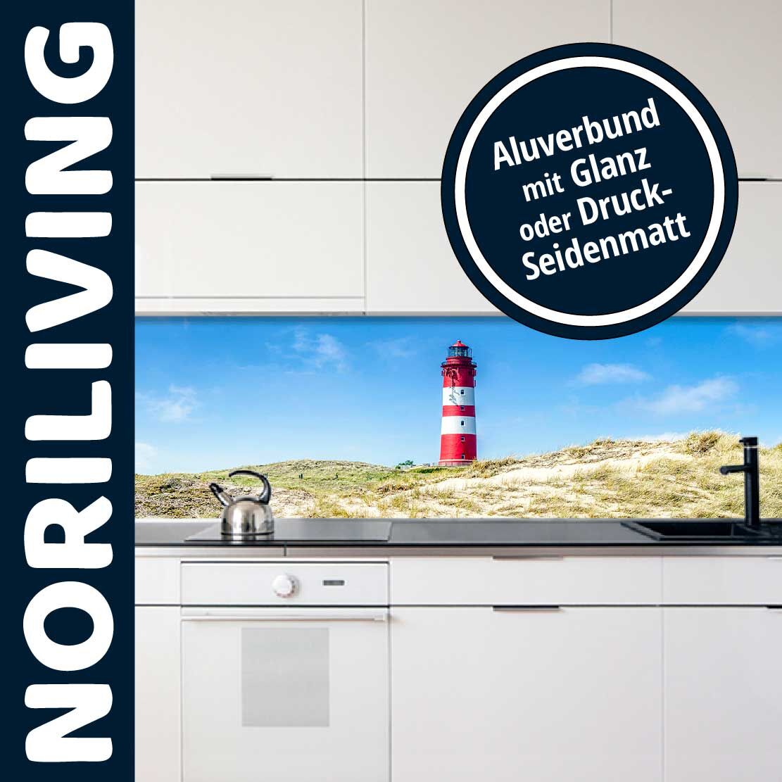 Moderne Küche mit Aluverbund-Rückwand, Leuchtturm-Motiv und NORILIVING-Branding