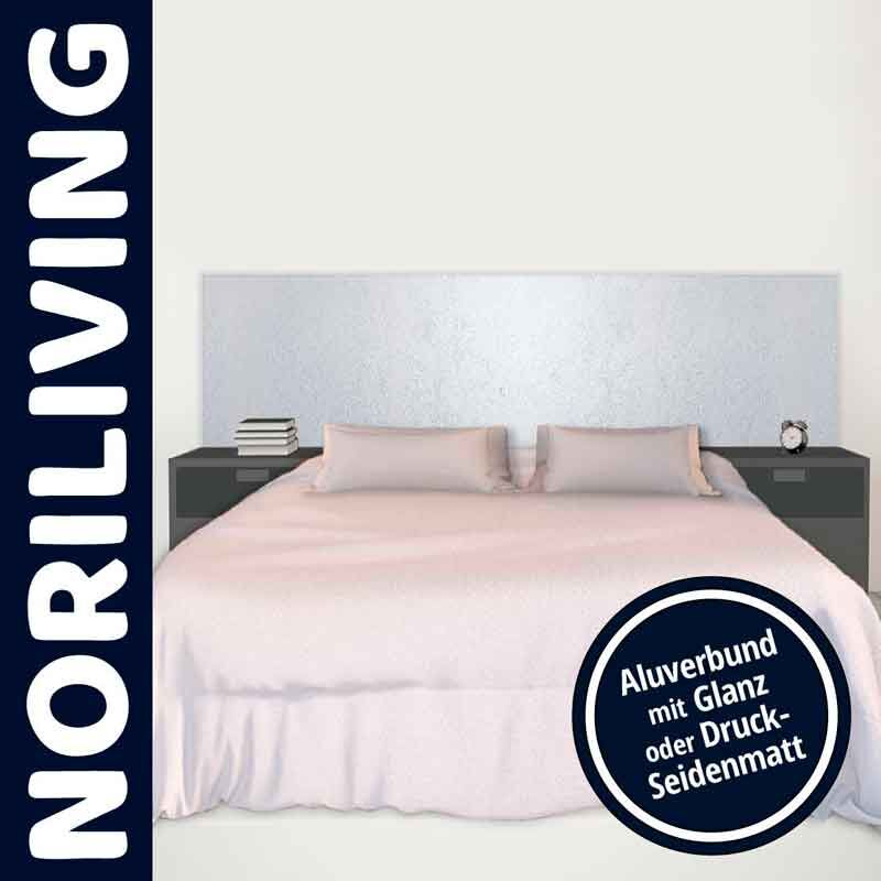 Schlafzimmer mit Doppelbett und glänzendem Aluverbund-Kopfteil, seitlich zwei Nachttische