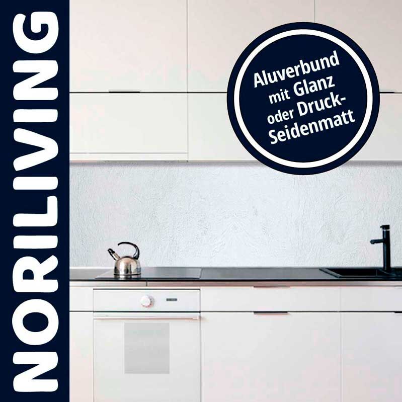 Helle, moderne Küche mit weißen Fronten, einer Aluverbundplatte mit Glanz oder Matt-Optionen und schwarzer Armatur