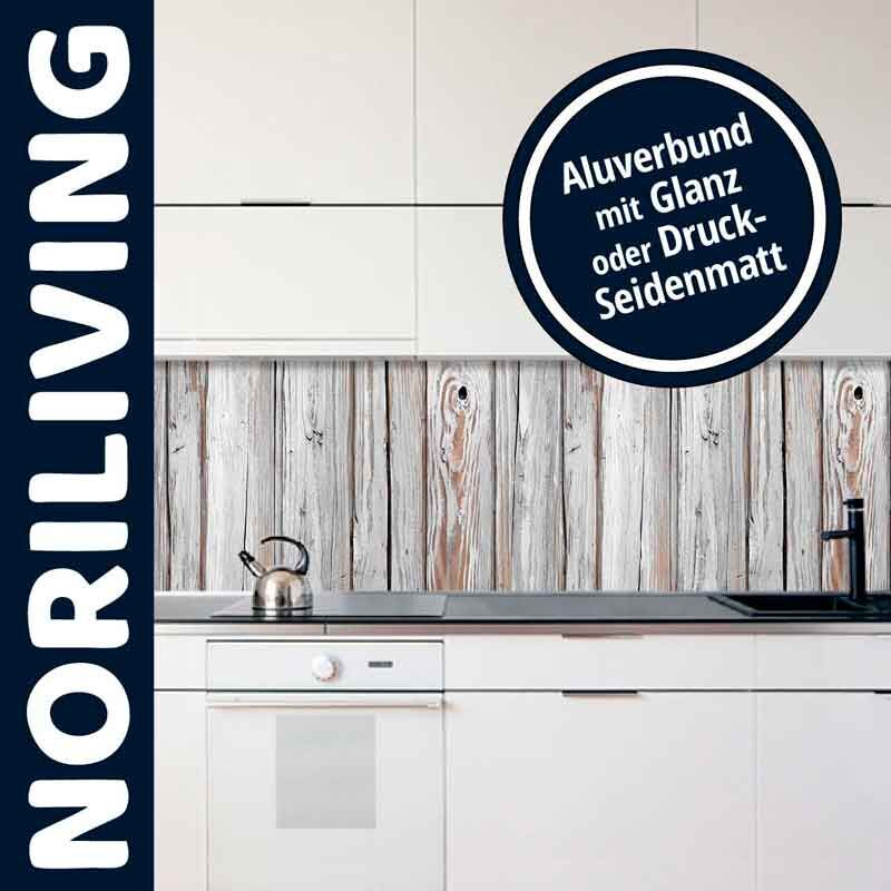 Weiße Küche mit Aluverbund Rückwand in Holzoptik von Noriliving, erhältlich in Glanz oder Druck-Seidenmatt