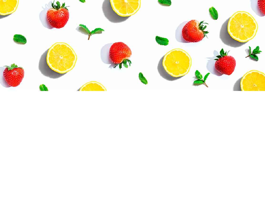 Bunte Anordnung von frischen Erdbeeren, Zitronenscheiben und Minzblättern auf weißem Hintergrund