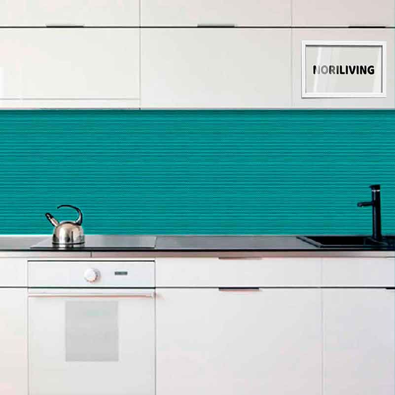 Eine minimalistische, moderne Küche mit weißen Schränken und einer türkisfarbenen Rückwand, ausgestattet mit Wasserkocher und Spüle.