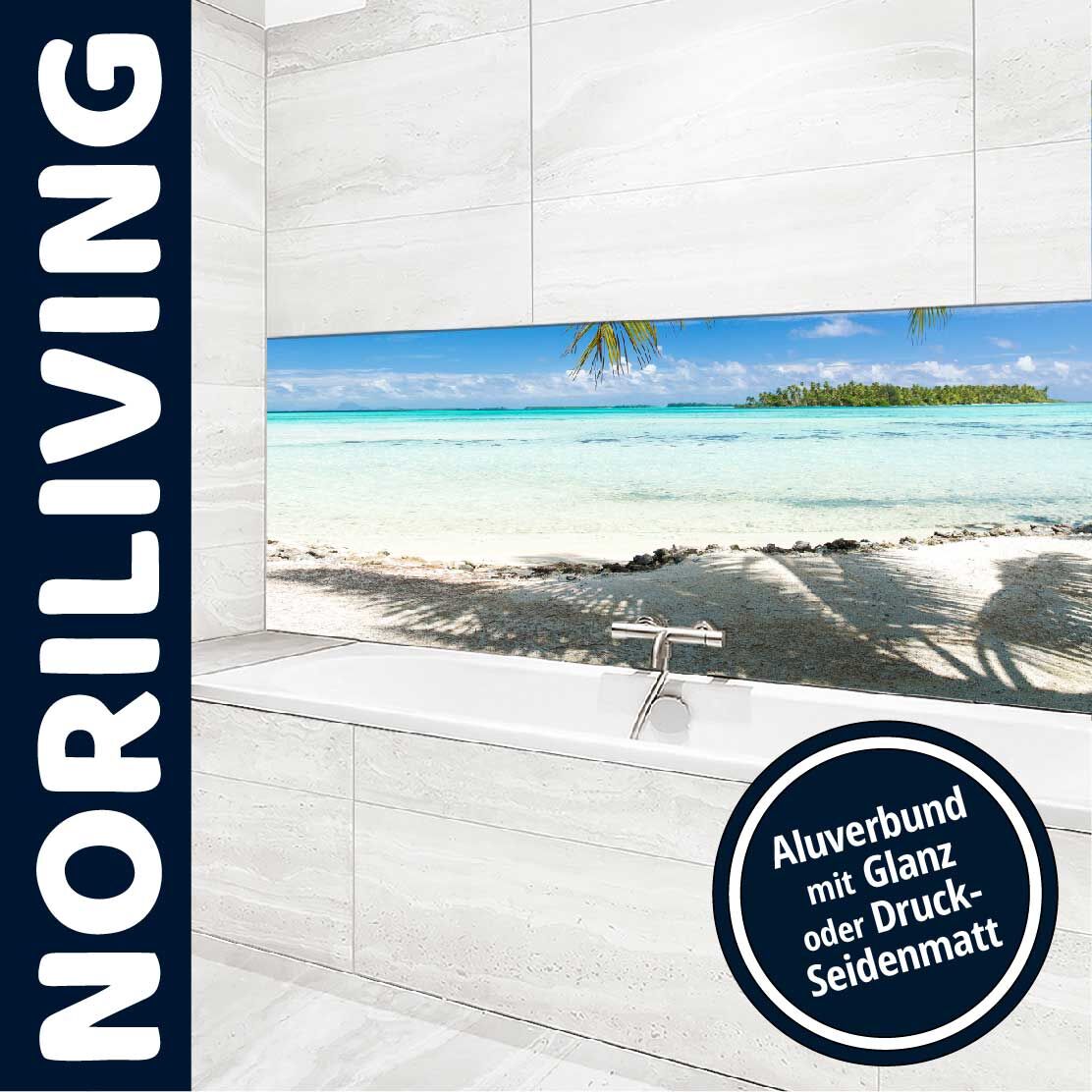 Helles Badezimmer mit Wandbild eines tropischen Strandes, Aluverbund mit Glanz oder Druck-Seidenmatt