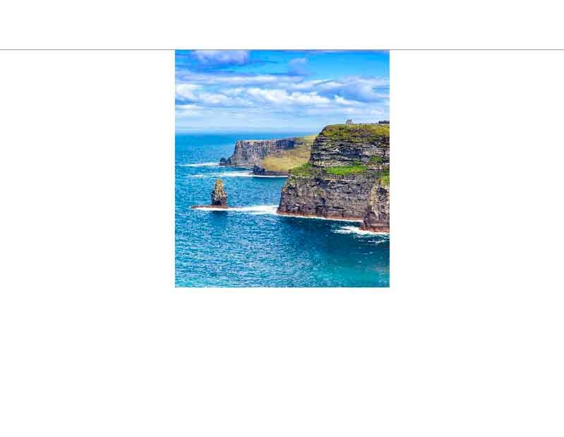 Beeindruckende Klippenlandschaft am Meer Klippen und steinige Küste mit blauem Wasser an einem sonnigen Tag