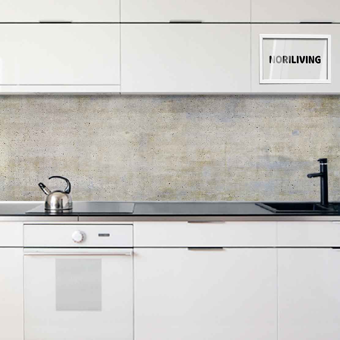 Moderne Küche mit weißen Schränken, Wasserkocher auf der Arbeitsplatte und grauem Wandhintergrund