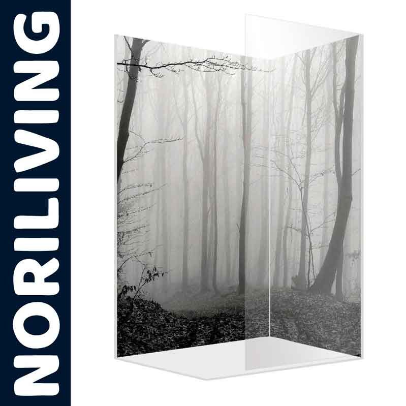 Duschrückwand mit nebligem Waldmotiv von NORILIVING, zeigt kahle Bäume im Nebel.