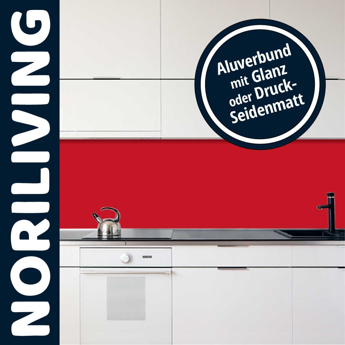 Weiße Küche mit rotem Aluverbund-Wandpaneel von Noriliving, inklusive Wasserkocher und Spüle