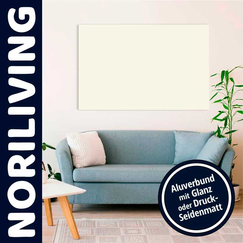 Blaues Sofa in modern dekoriertem Wohnzimmer mit Pflanzen und Wandbild, angeboten von Noriliving