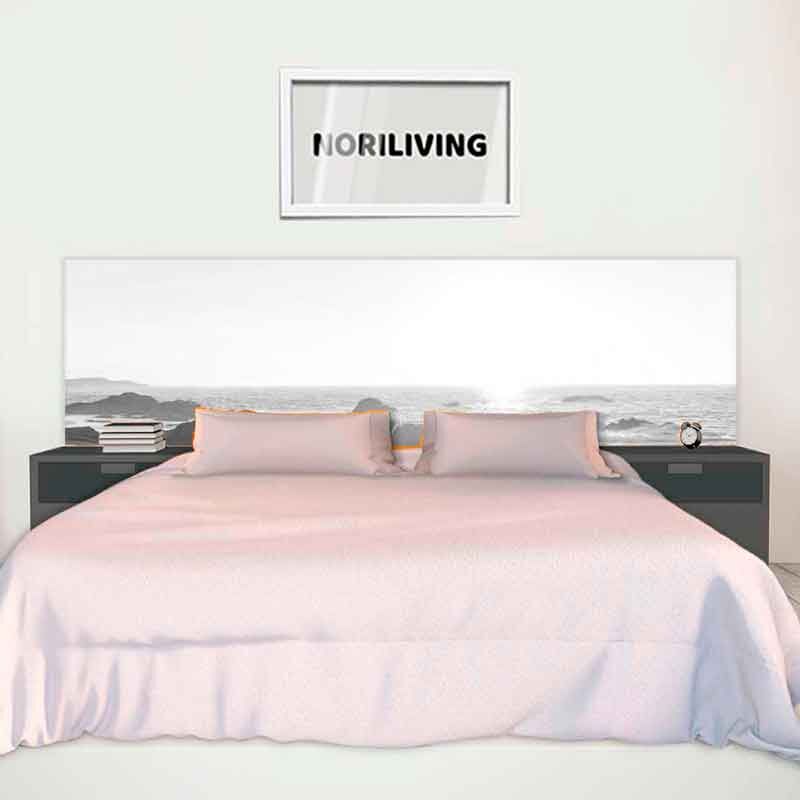 Elegantes Schlafzimmerinterieur mit schlichter Dekoration, gemütlichem Bett und Meerblick im Hintergrund
