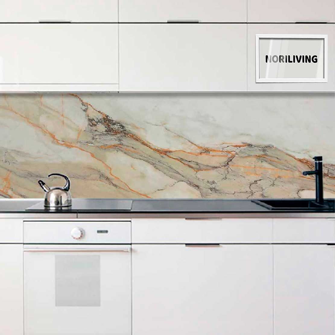 Moderne Kücheneinrichtung mit einer stilvollen Marmor-Optik Rückwand, weißem Schrank, schwarzem Wasserhahn und einem Wasserkocher.