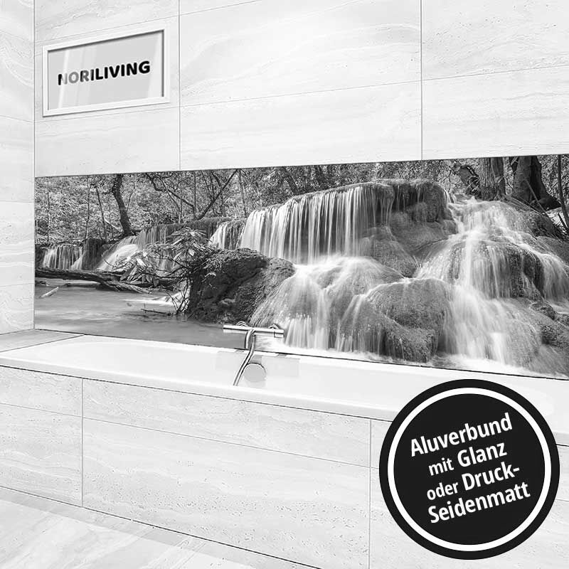 Elegantes Badezimmer mit beruhigendem Wasserfallbild auf Aluverbundwand, wahlweise in Glanz oder Druck-Seidenmatt.