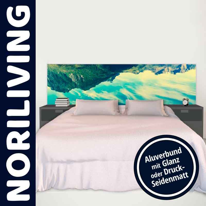 Schlafzimmer mit stilvollem Bett und großem Naturmotiv als Wandbild, Option für Aluverbund mit Glanz oder Druck-Seidenmatt verfügbar.