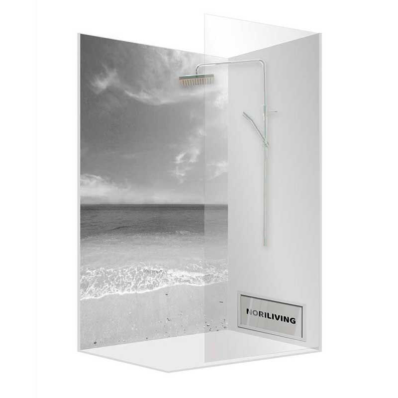 Duschwand mit Strandbild und stilvoller Regendusche in modernem Design