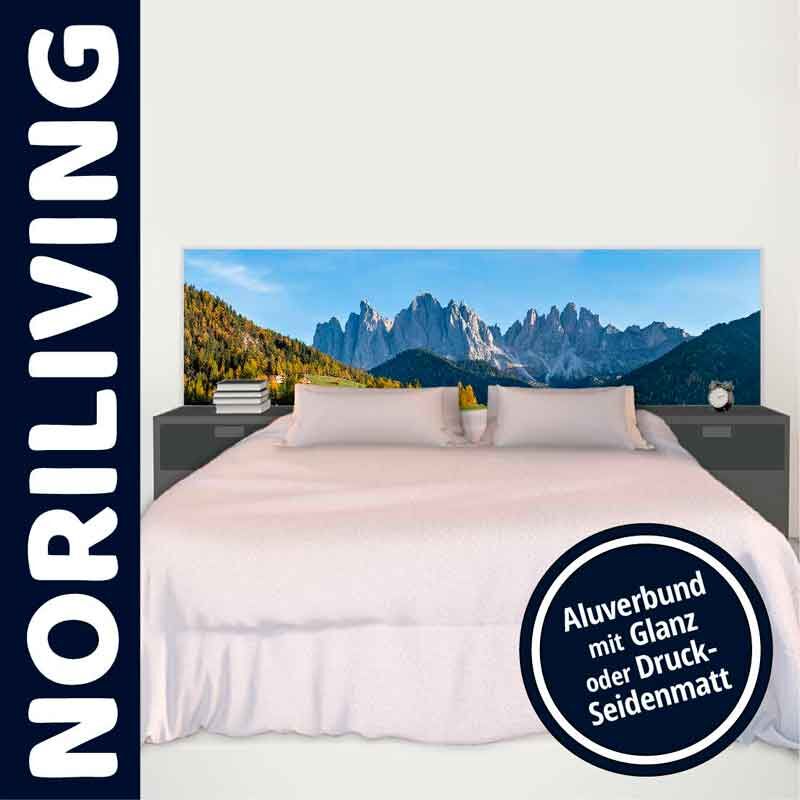 Schlafzimmer mit stilvollem Kopfteil, das ein beeindruckendes Bergpanorama zeigt, umgeben von schlichten Nachttischen.