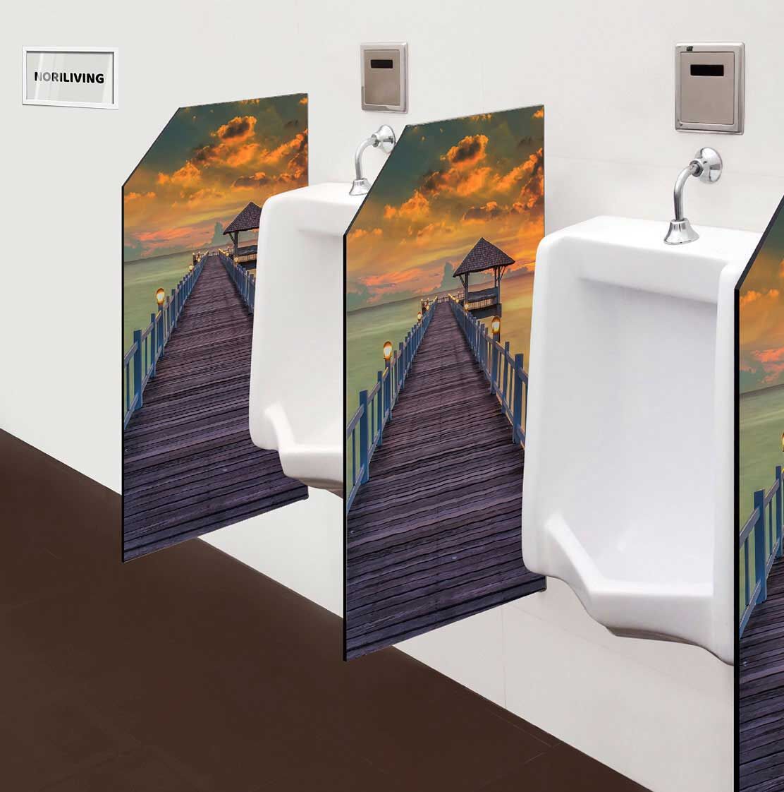 in der Toilette eingebaute Schamwand mit Motiv sonniger Steg 794