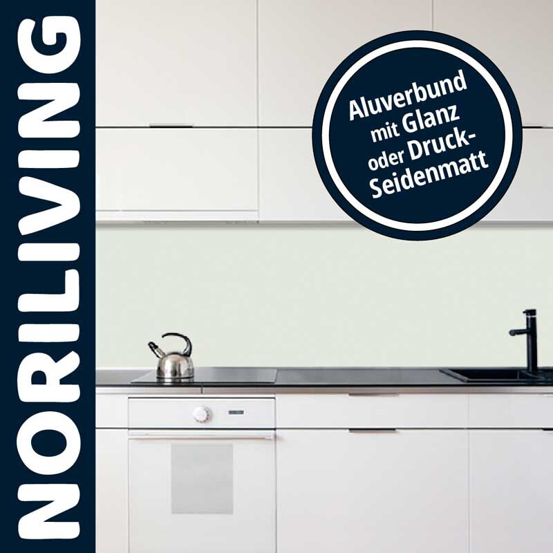 Moderne weiße Küche mit glänzender oder seidenmatter Aluverbundrückwand von Noriliving, Wasserkocher auf der Herdplatte