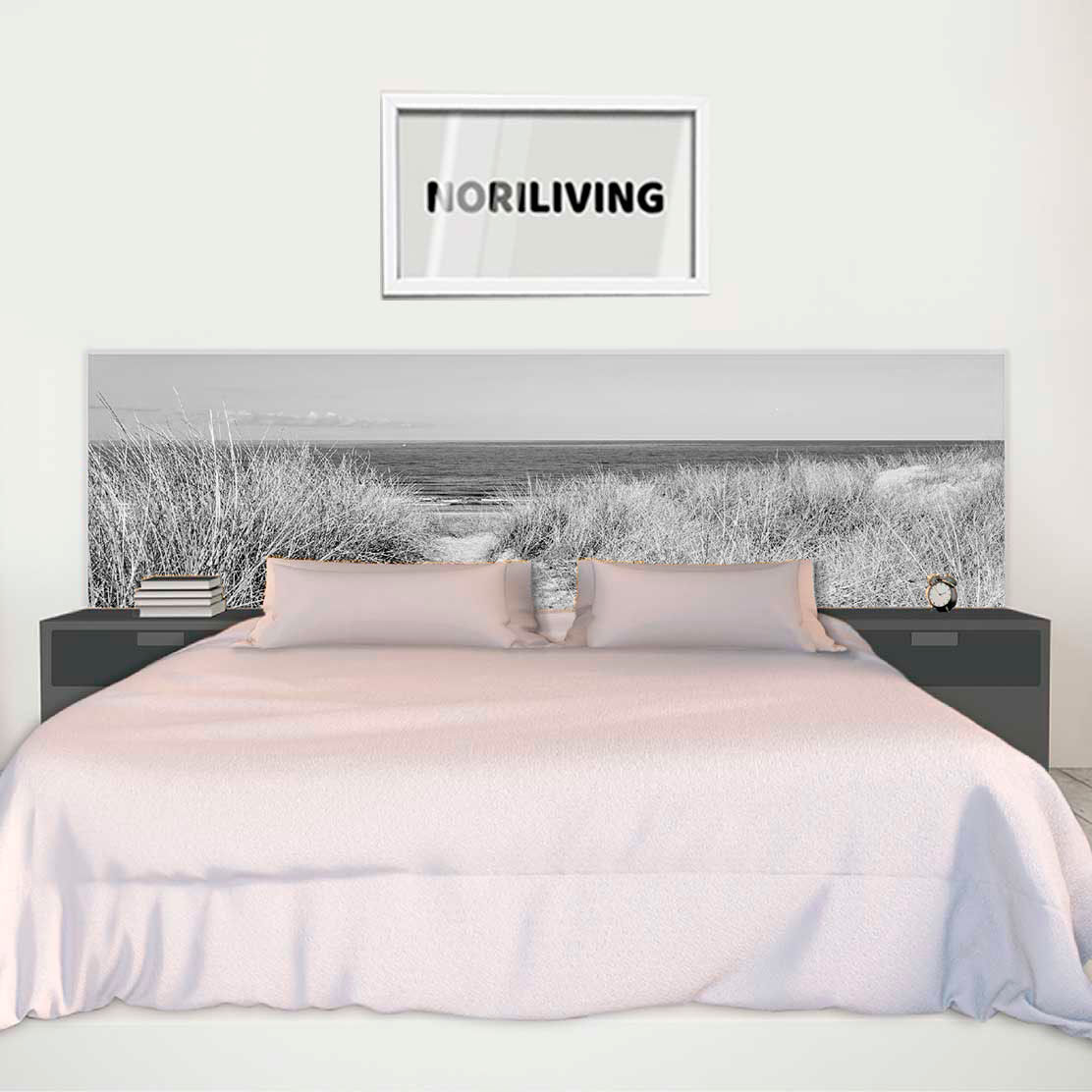 im Schlafzimmer eingebaute Bettrückwand mit Motiv Weg zum Strand 597 schwarz-weiß