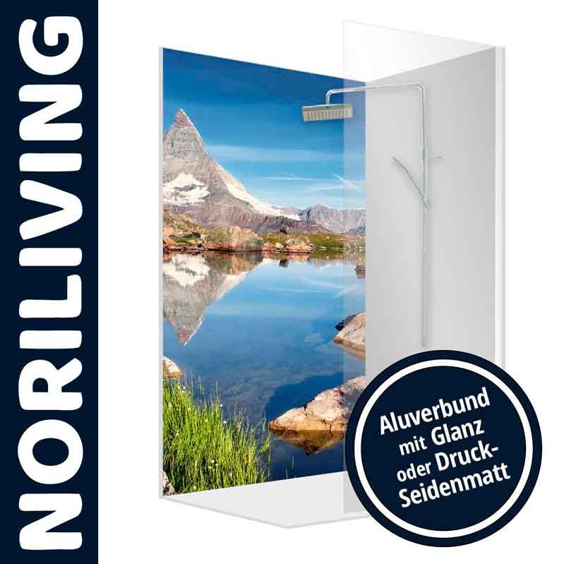 Duschwand von NORILIVING mit beeindruckendem Berglandschaftsbild, erhältlich in Aluverbund mit Glanz oder Seidenmatt-Oberfläche.