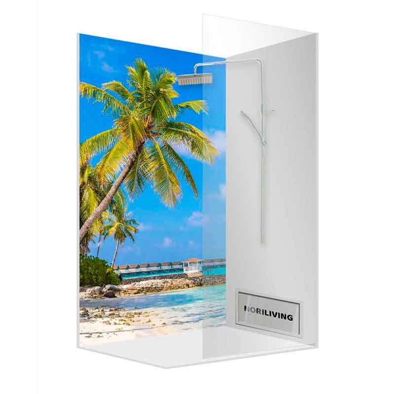 Moderne Duschkabine mit einem Design von Palmen am Strand und klarem blauem Himmel