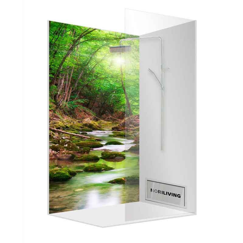 Duschwand mit Fotodruck eines Waldes und Flusses, die ein Naturerlebnis im Badezimmer schafft