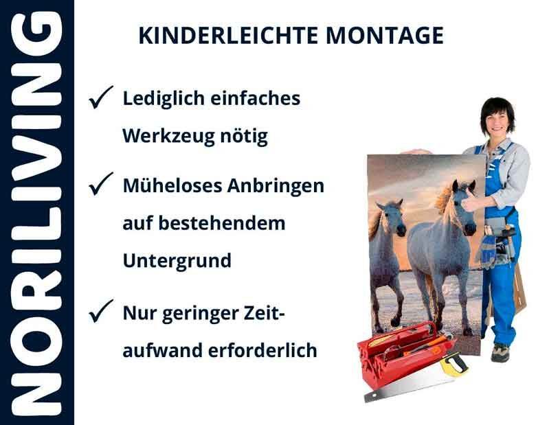 Person präsentiert Wandbild mit Pferden; einfache Montage laut NORILIVING.
