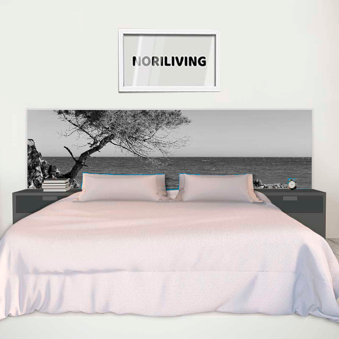 im Schlafzimmer eingebaute Bettrückwand mit Motiv Sandstrand an der Costa Brava Spanien 853 schwarz-weiß