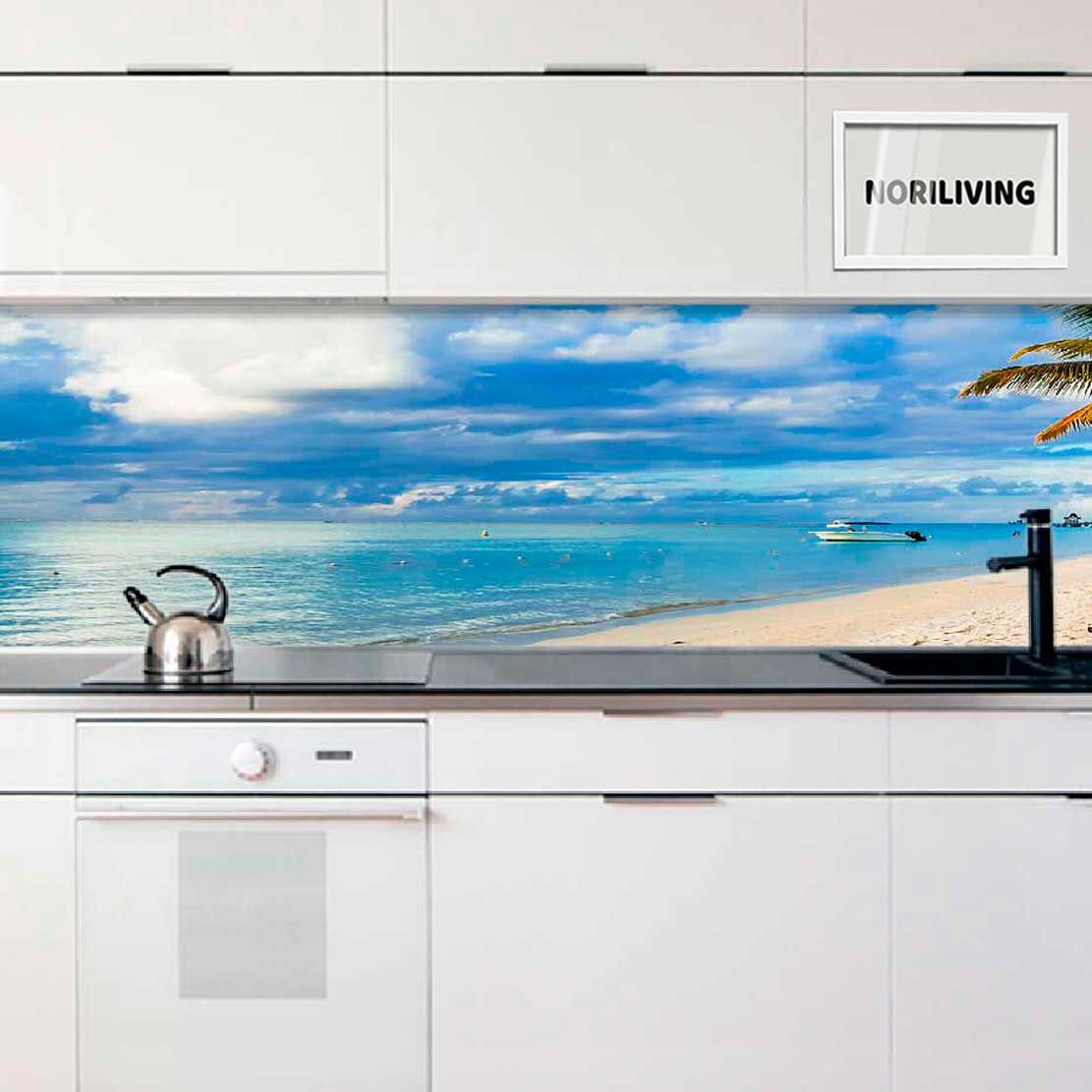Moderner Küchenspiegel mit fotorealistischem Strand- und Meerblick, der eine entspannte Atmosphäre in der Küche schafft.
