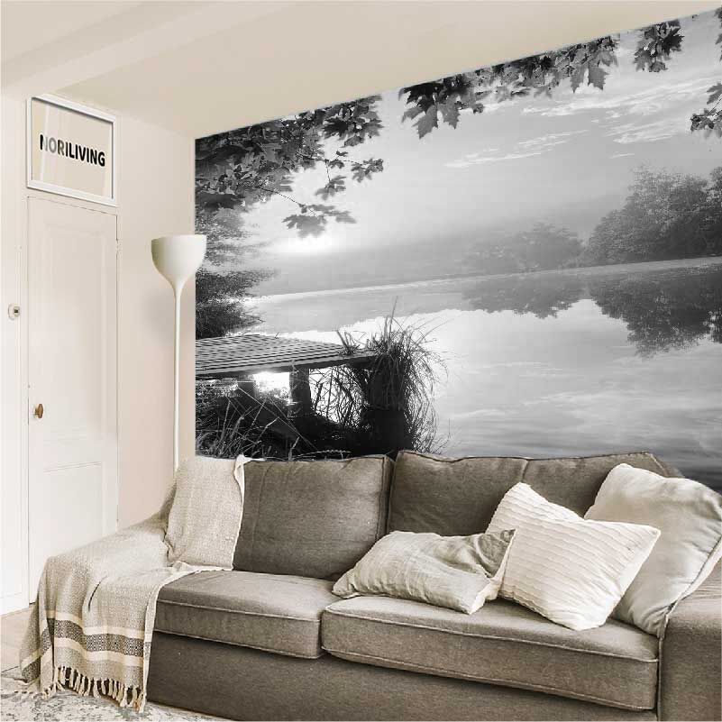 im Wohnzimmer eingebaute Wohnzimmerrückwand mit Motiv Sonnenaufgang am See 530 schwarz-weiß