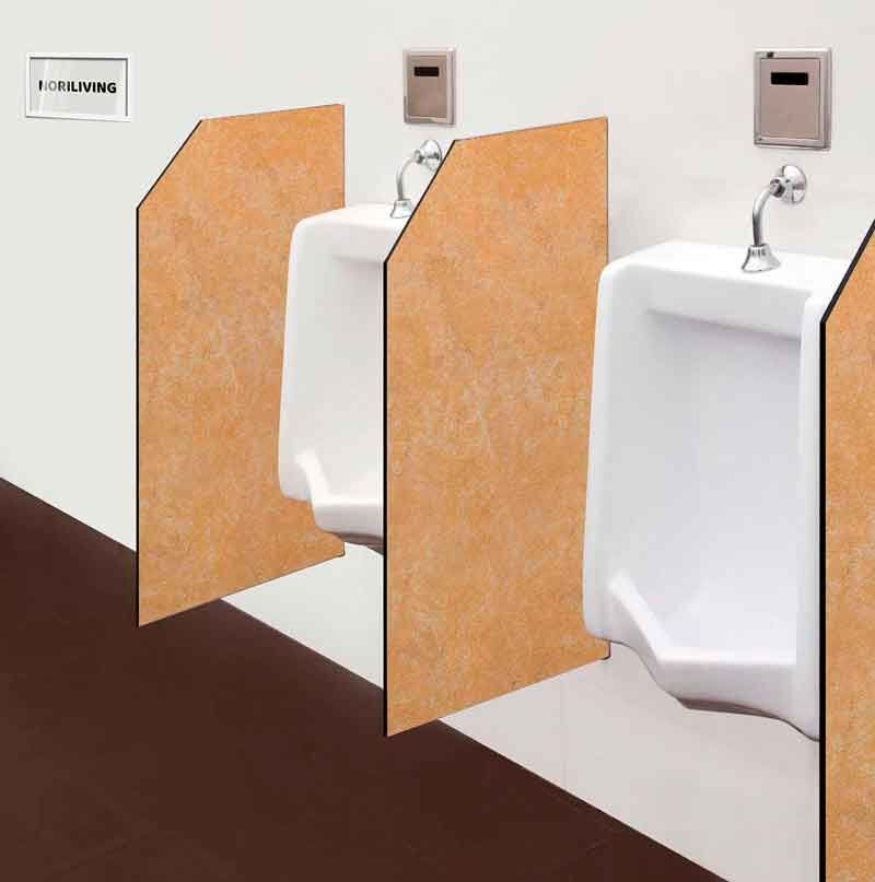 Zwei Pissoirs mit orangefarbenen Sichtschutzwänden in einem öffentlichen Waschraum