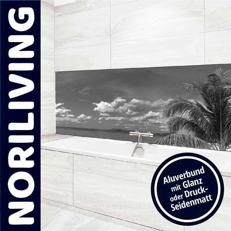 Modernes Badezimmer mit Wandbild eines Strandes, Palme und blauer Himmel, gefertigt aus Aluverbund mit Glanz oder Druck-Seidenmatt Finish