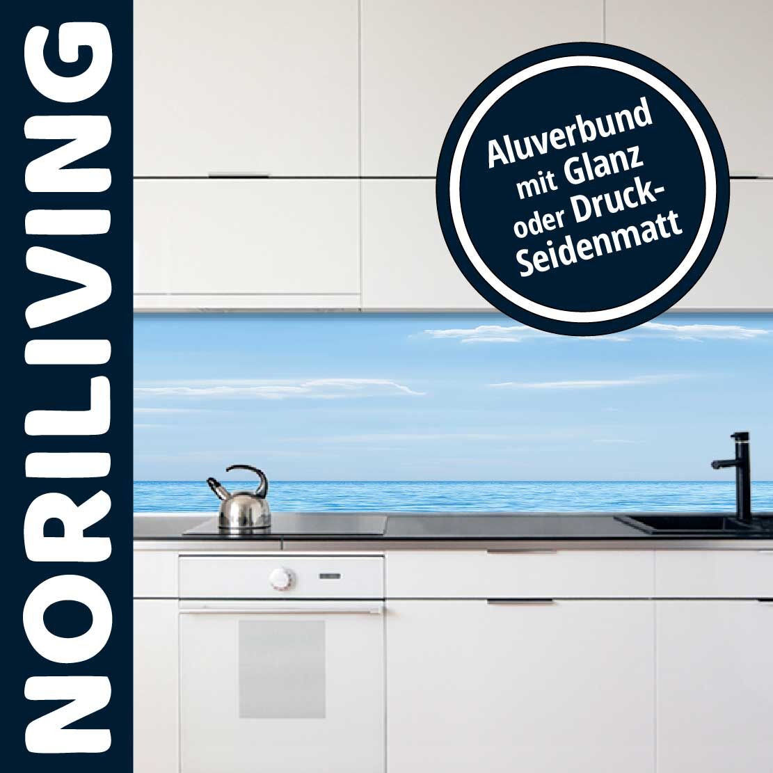 Weiße Küche mit Aluverbund-Rückwand, die einen Ozean zeigt, und Auswahl zwischen Glanz oder Druck-Seidenmatt von NORILIVING